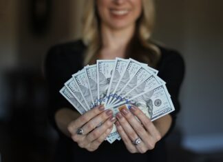 Kto wypłaca wynagrodzenie po przejęciu pracowników?